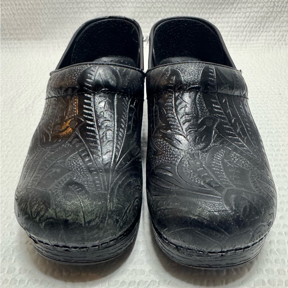 Dansko Professional Black
Tooled Leather Women's Clogs size 38 (7.5)